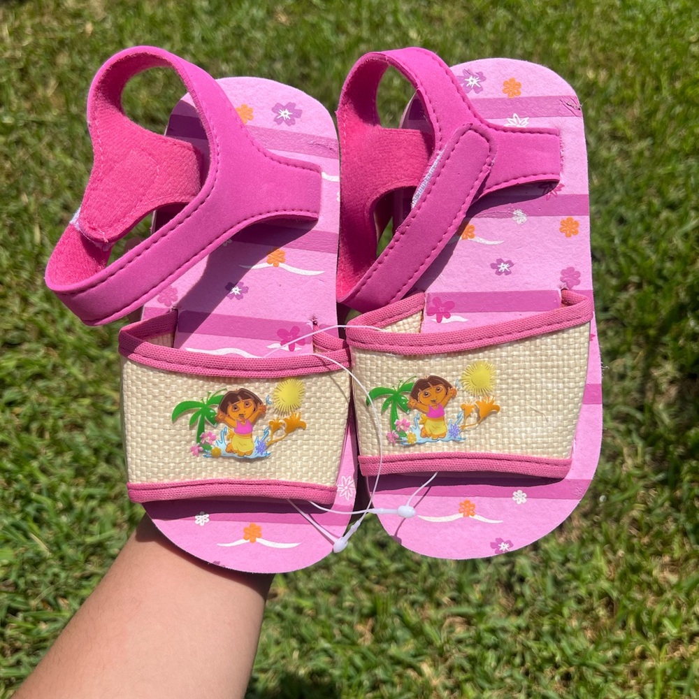 2007 Dora the Explorer foam beachy sandals